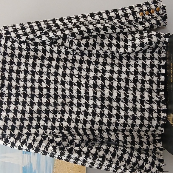 Chic Houndstooth Blazer with Gold Buttons - Picture 4 of 5